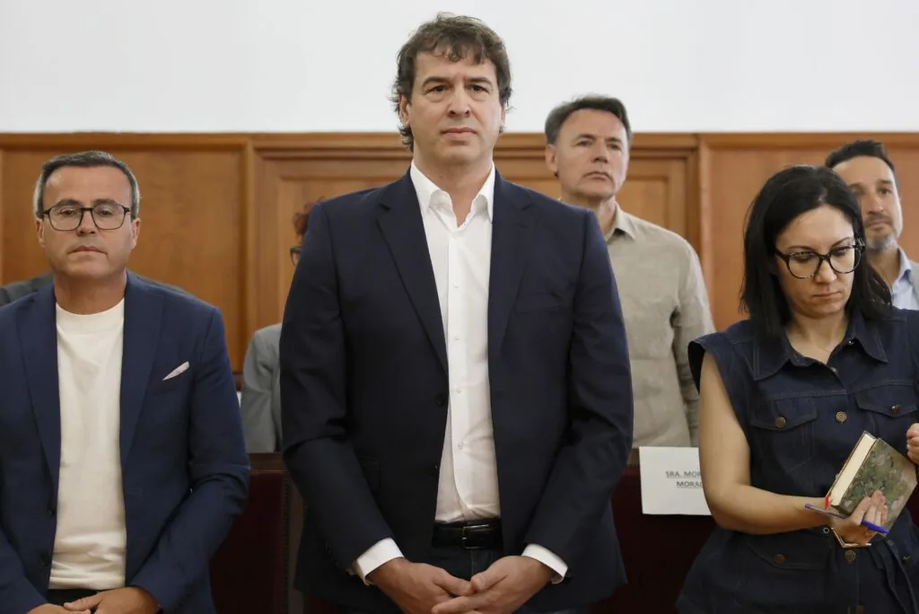 Brat španskega socialističnega premiera Sancheza obsojen administrativne nepravilnosti