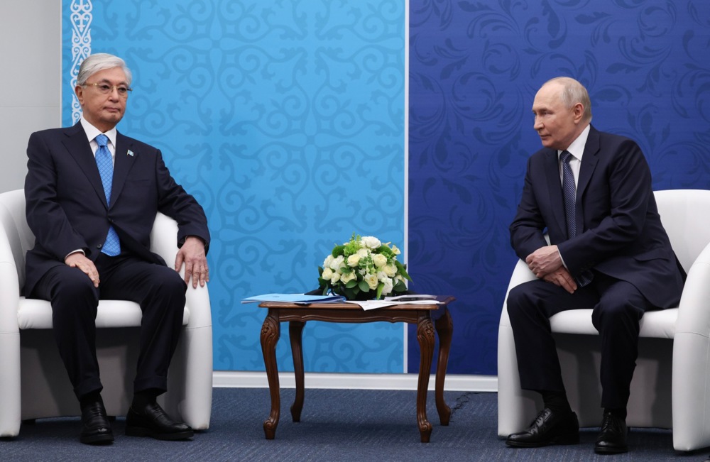Kazahstanski predsednik Putina spravil v neroden položaj: “Ustavi vojno!”