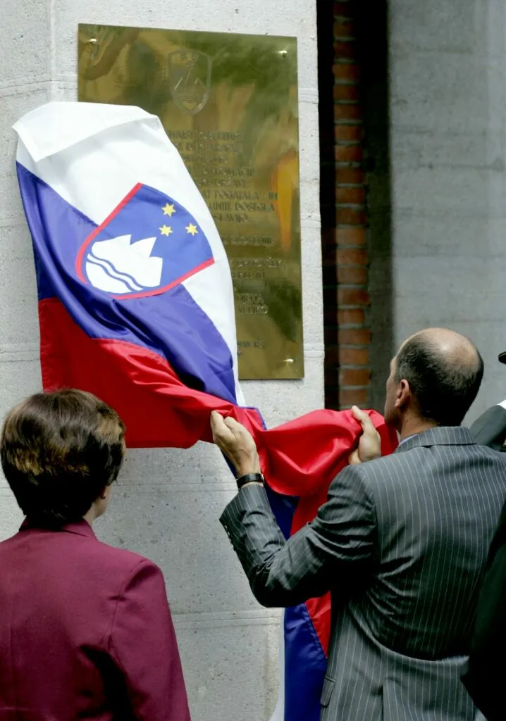 35 let od zgodovinske zmage slovenskega naroda nad agresijo JLA