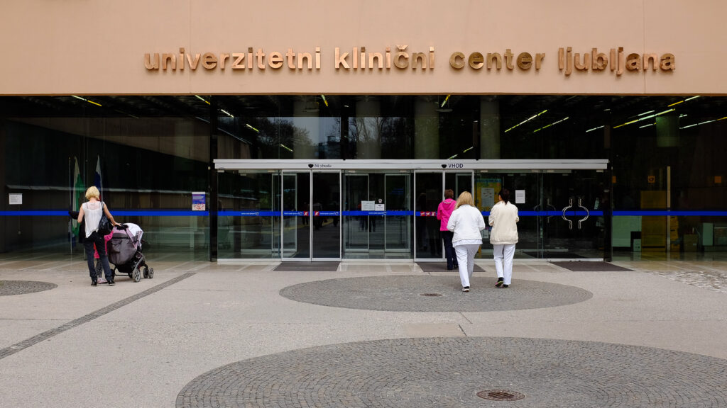 Padec stropa v laboratoriju UKC Ljubljana: laborantka naj bi las ušla smrti
