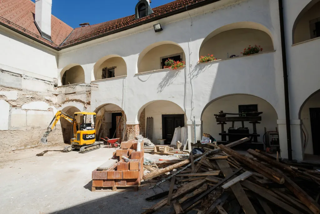 Metlika nadaljuje prenovo Konzuma v Hišo ustvarjalnosti