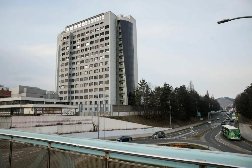 Ministrstvo za zdravje doseglo dogovor z radiologi po neuspešnih pogajanjih UKC Maribor