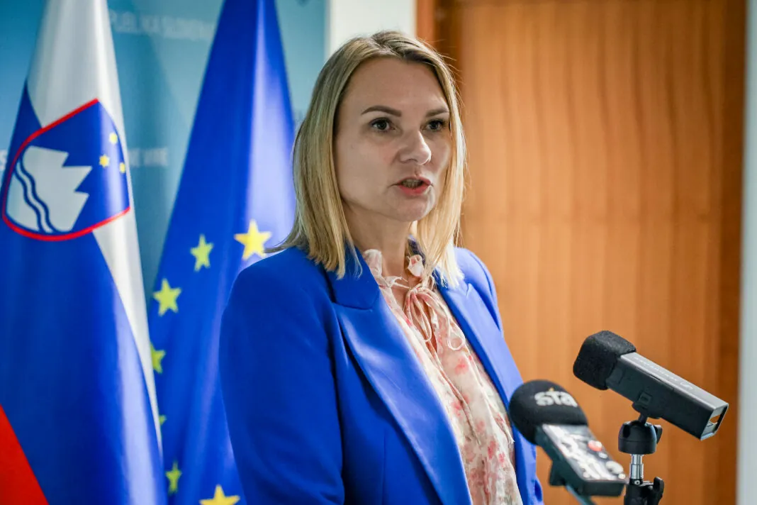 Revizije razkrivajo nove več desetmilijonske luknje, ki jih je zapustila Golobova vlada