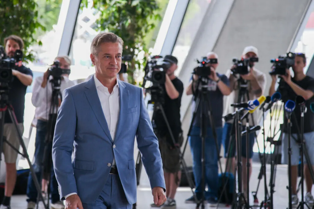 Golobova vlada v senci: institucionalizacija globoke države?