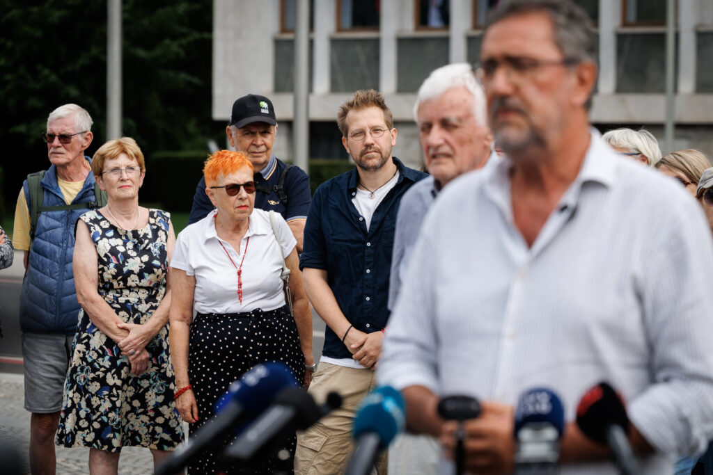 [Foto] Udbaši, nevladniki in propadli politiki so v vojni