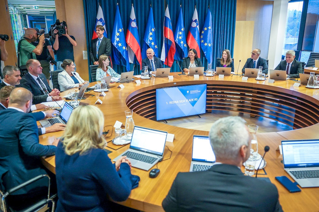 Prvi vidni ukrepi Janševe vlade