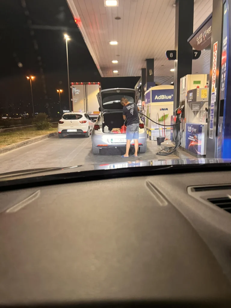 Zaradi dviga cen bencina na Hrvaškem kaos na črpalkah, ponekod zmanjkalo goriva