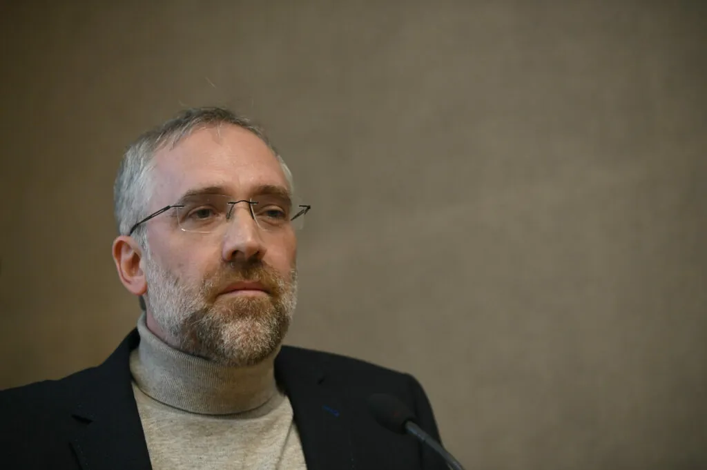 Dvorni umetnik levice Arjan Pregl dobil lekcijo od Resnice