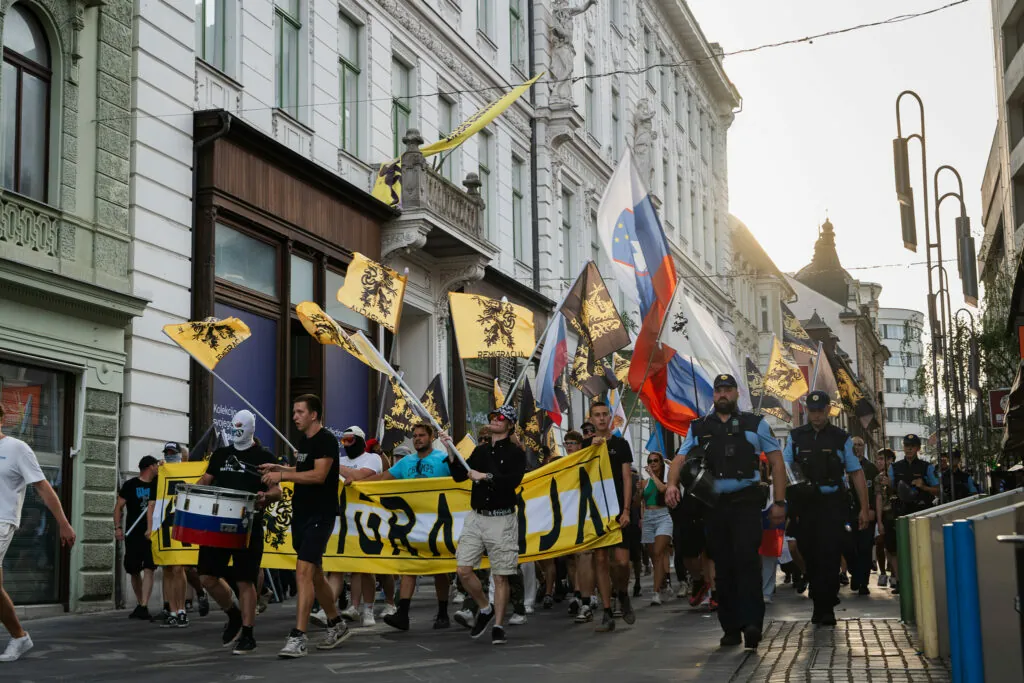 [Video] Na ulicah Ljubljane potekal domoljubni shod, mladi zahtevajo remigracijo
