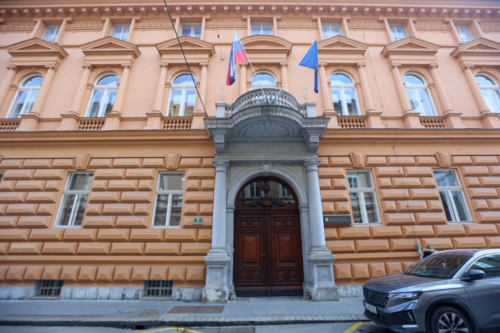 Ustavno sodišče nadaljuje dokazovanje o svoji “prebujenosti”: Referendum o interventnem zakonu je mogoč