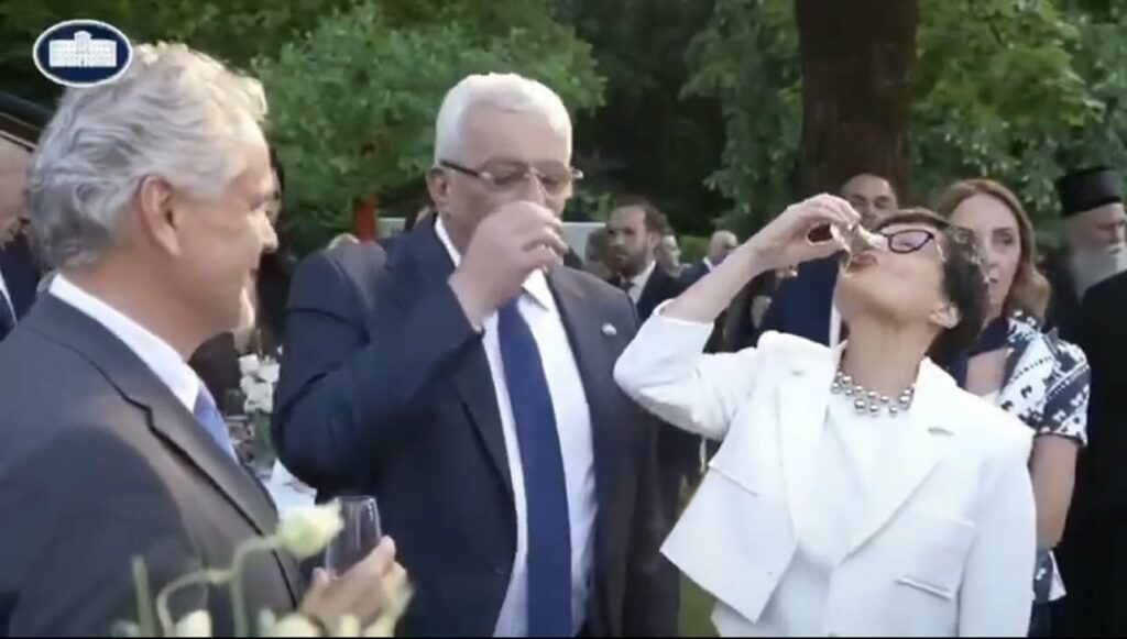 Razigrana Marta Kos na obisku v Črni Gori; je morda pregloboko pogledala v kozarec?