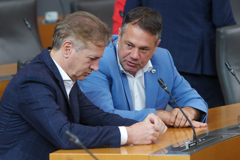 Izpraznjena blagajna in milijardni primanjkljaj: poslanci odpirajo račun Golobovi vladi