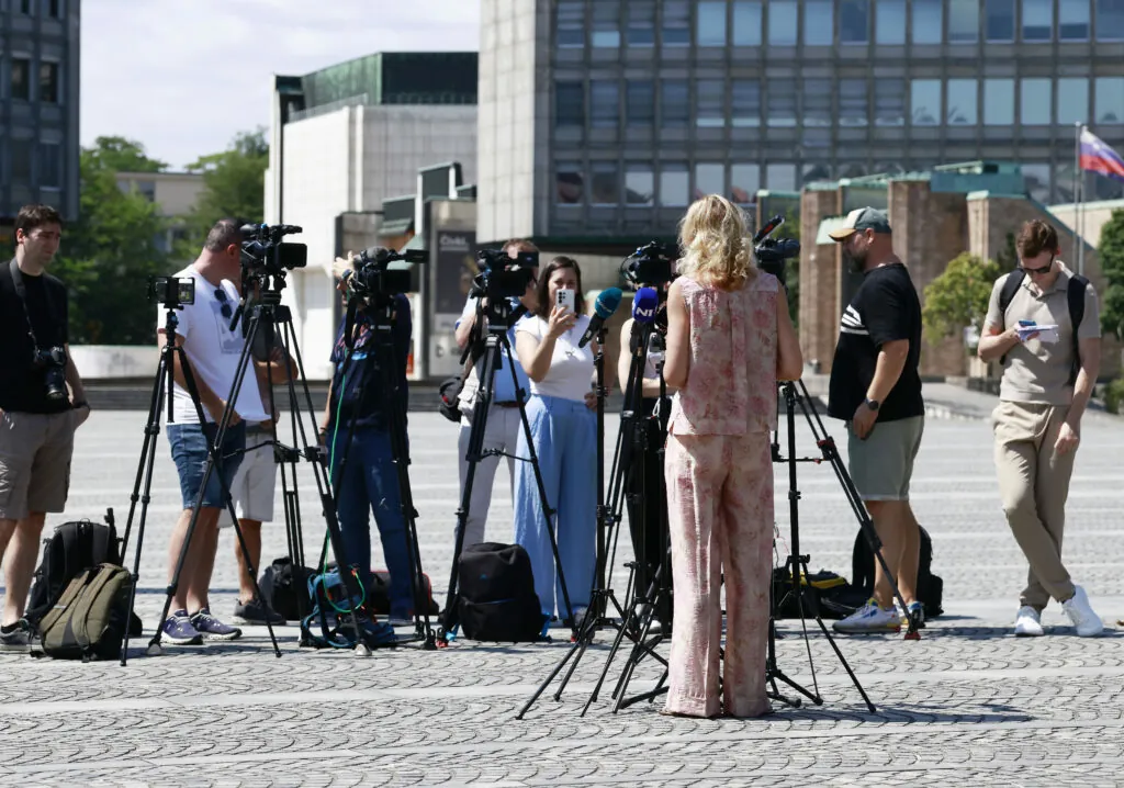 Selektivna kritičnost: zakaj mediji napadajo le desne vlade?