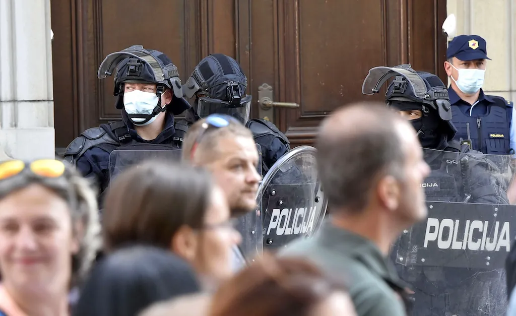 Po političnem čiščenju: Vprašanje rehabilitacije policistov