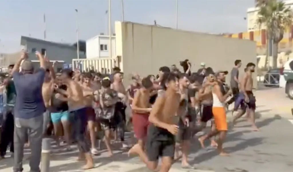 [Video] To je invazija! V zadnjih dneh na stotine migrantov vdrlo v Evropo