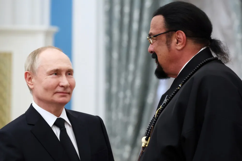 Ameriški igralec Steven Seagal in velik podpornik Putina se je znašel v težavah zaradi davkov