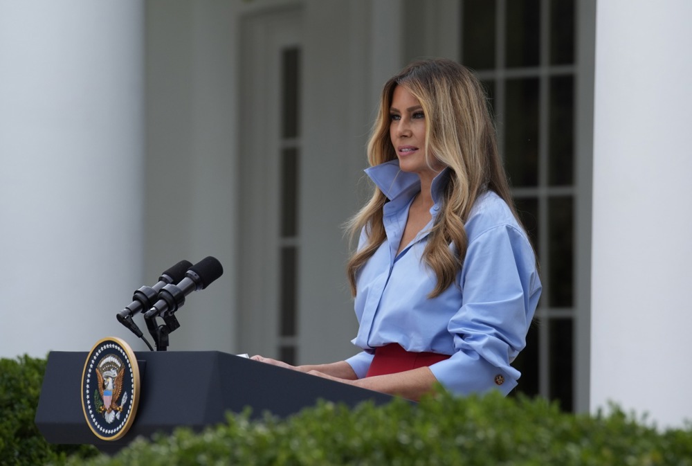 Melania Trump se je po mesecu dni vrnila v javnost: “Tukaj sem!”