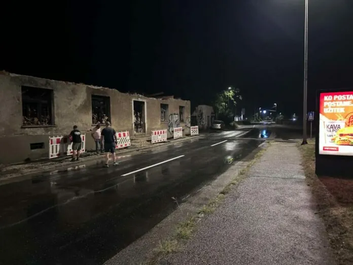 V Novem mestu čez noč ekspresno porušili propadajočo stavbo