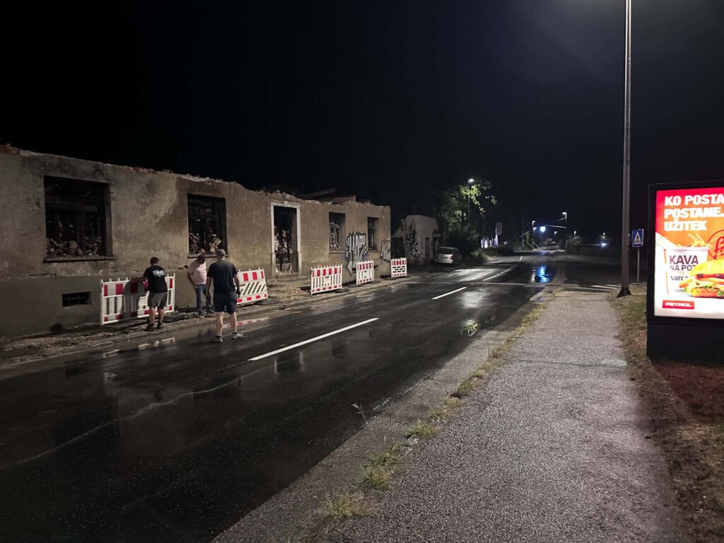 V Novem mestu čez noč ekspresno porušili propadajočo stavbo