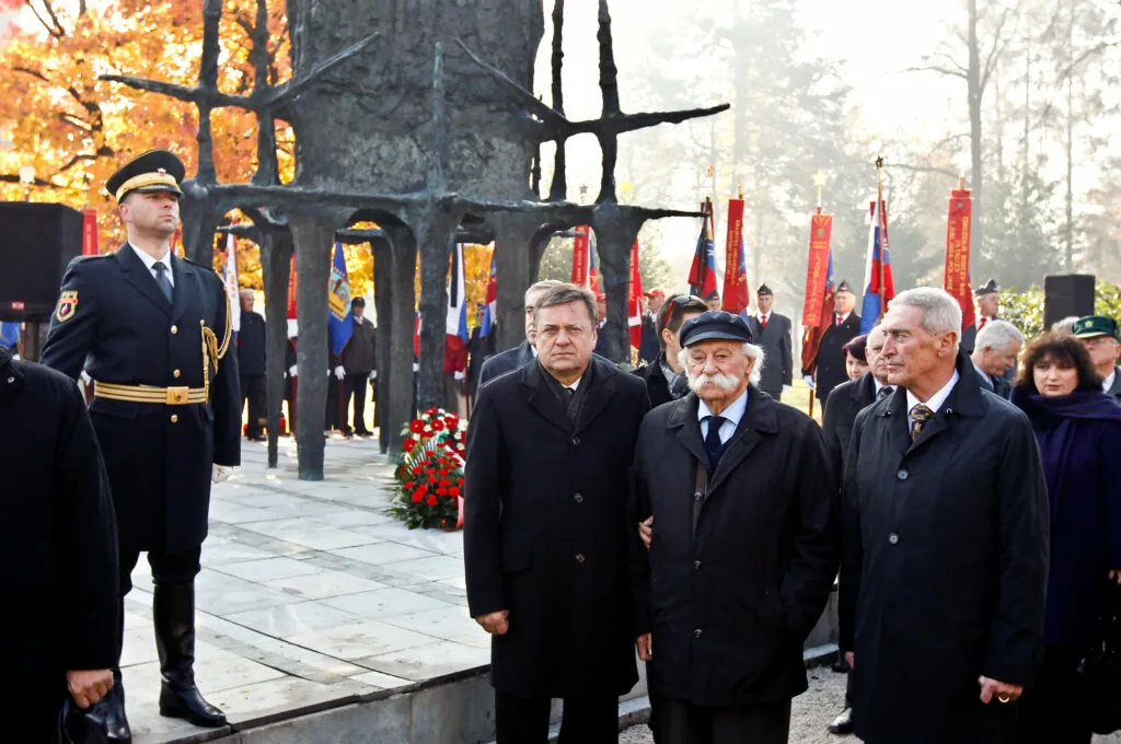 Titoisti so jih pobili, treba jih je pokopati: v javni obravnavi pravilnik, ki se ga boji župan Janković