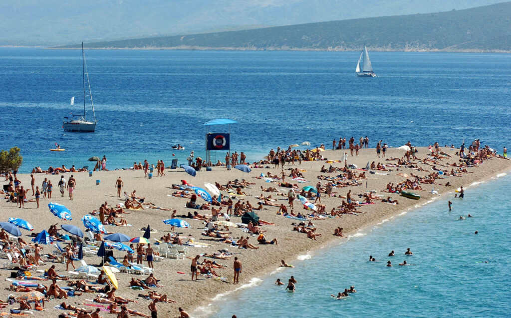 Bolj varčni turisti ali previsoke cene? Na Braču letos ponudniki zaskrbljeni, ker obiskovalci manj zapravljajo