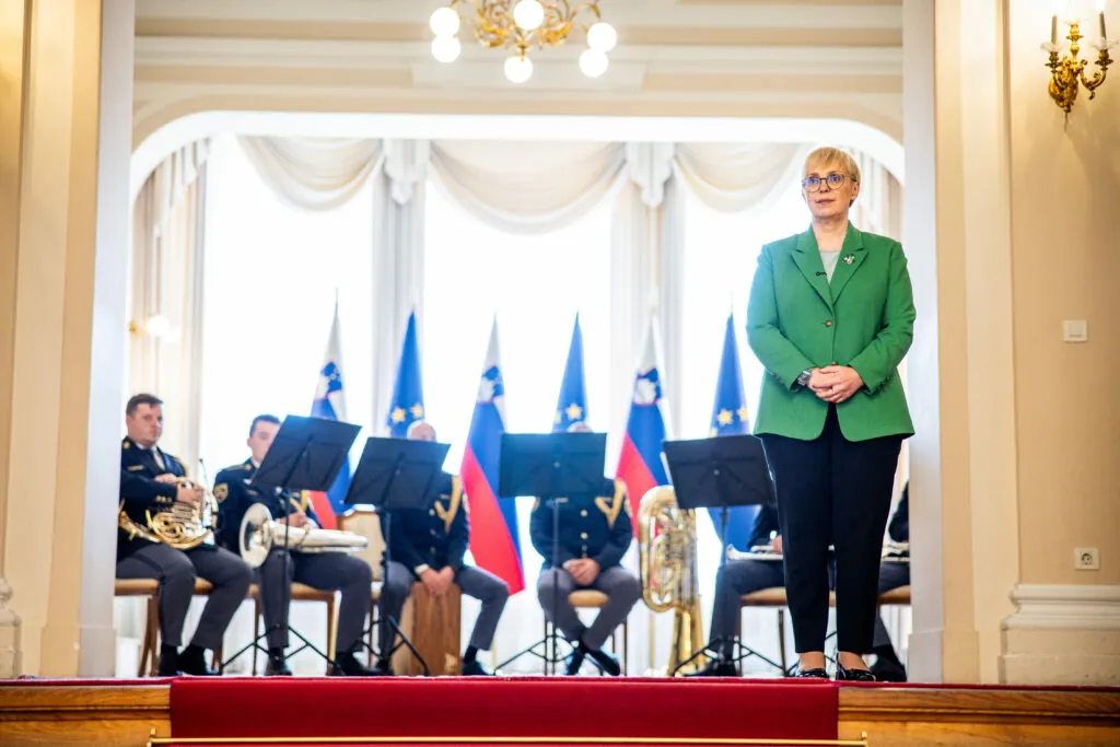Pet dni prikrivanja in laži: Urad predsednice končno razkril, da sta bili z njo v avtu ruska prijateljica in družinska znanka