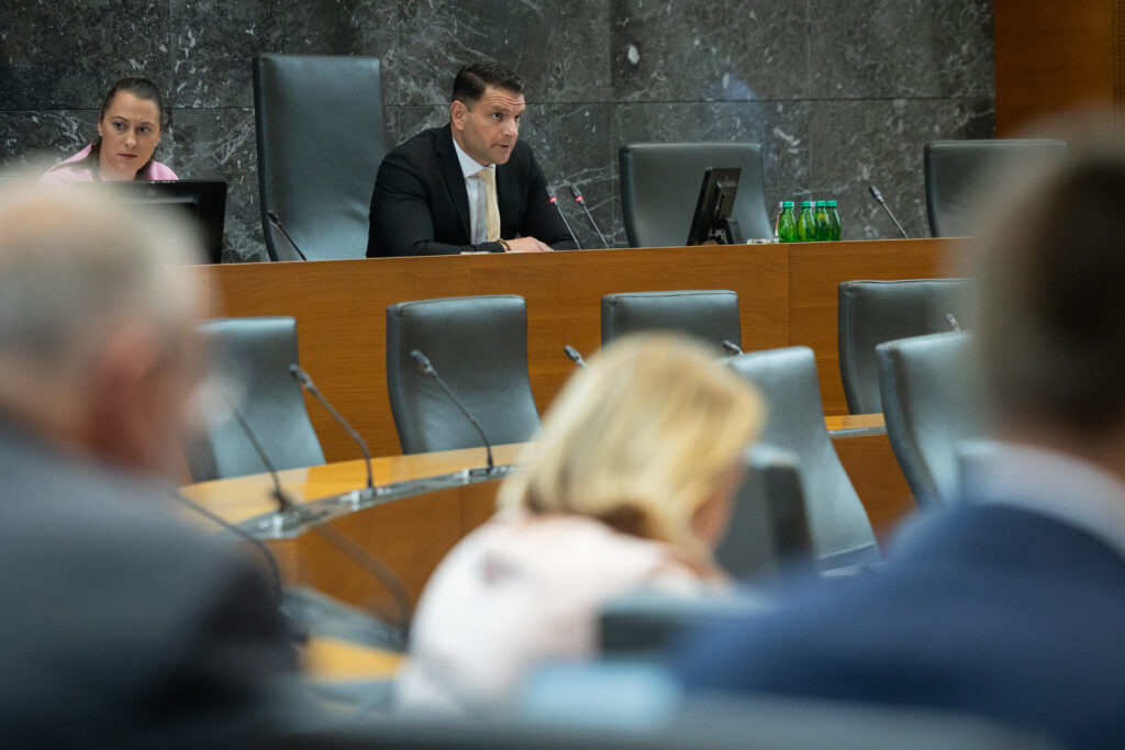 [Referendumi] Opozicija besni, koalicija pa: “Naj odločijo ljudje!”