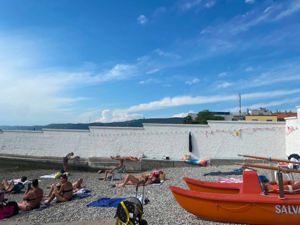 Tržaška plaža Pedocin: stoletna tradicija ločevanja na moške in ženske – obiskovalcev vedno več