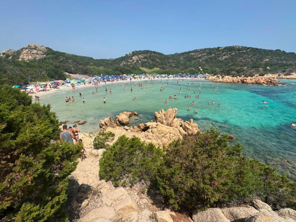 Sedemnajstletno turistko je zadel čoln severnoafriških migrantov