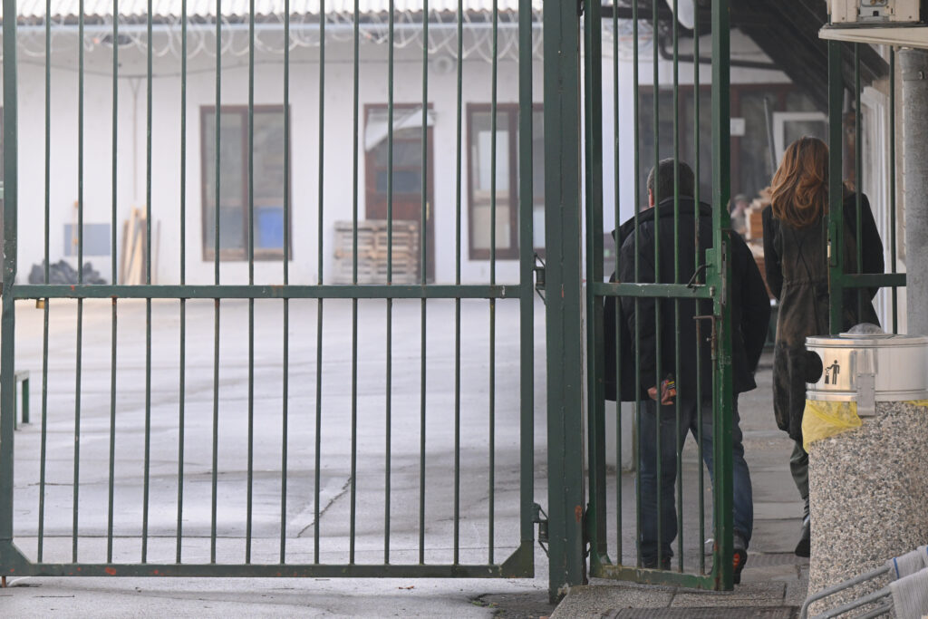 Žena trdi: beloruskega političnega zapornika zadržujejo na podlagi ponarejenih dokazov