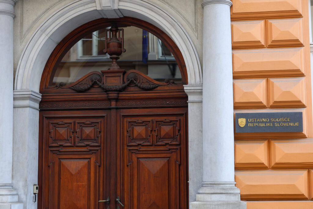 Prvi odzivi na odločitev Ustavnega sodišča RS: »Nimam besed. To je kloaka levičarjev!«