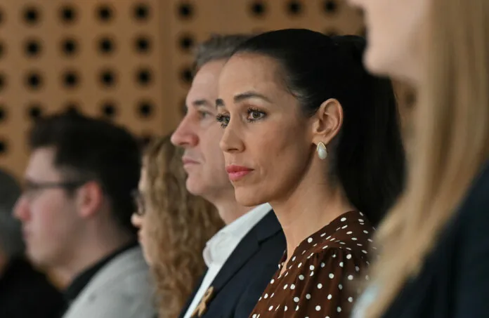 Tina Gaber Golob besno nad Janšo in Kokotovo zaradi veterinarskega kaosa – čeprav še vedno velja stari zakon