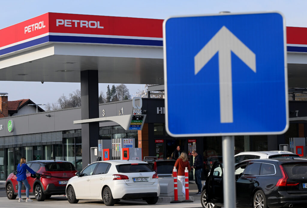 Vojna, rekordne rafinerijske marže in blokiran interventni zakon: zakaj za gorivo plačujemo več?
