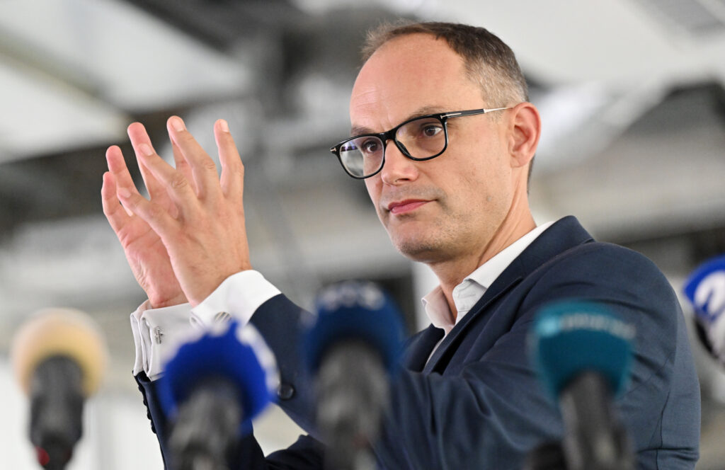 Vlada čisti “birokratsko nesnago” po ministrstvih
