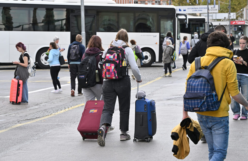 Mladi bežijo iz Slovenije: skoraj 70 % jih vidi prihodnost v tujini