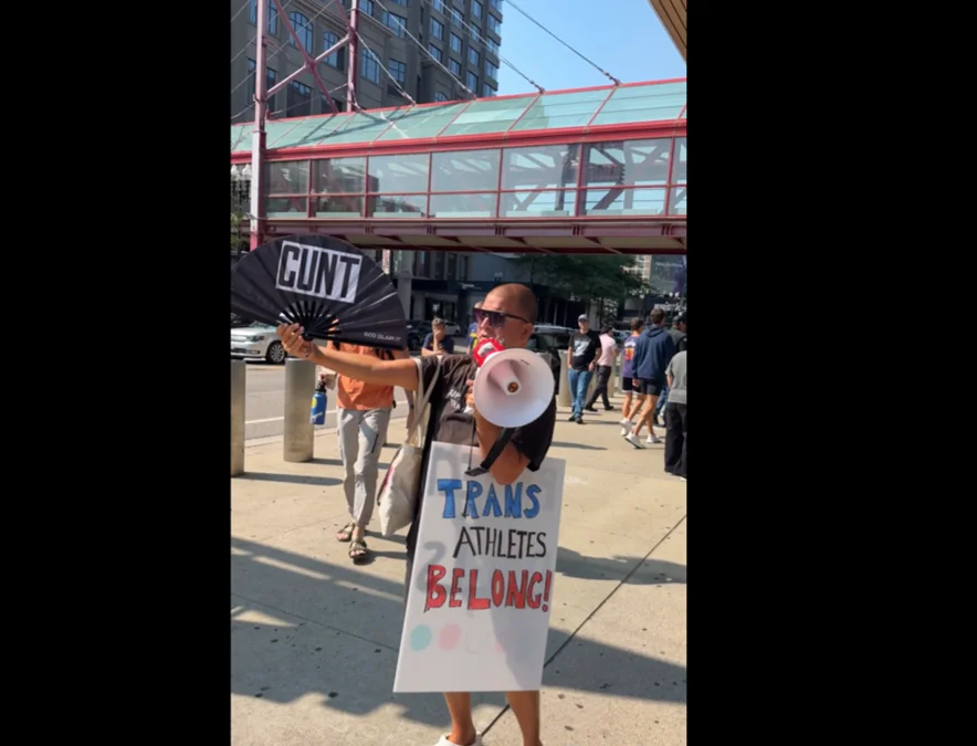 [Video] Radikalni transspolni aktivisti napadli zagovornike ženskega športa na tekmi WNBA