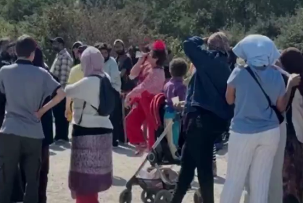 [Video] V migrantskih taboriščih ilegalne migrante zabavajo klovni
