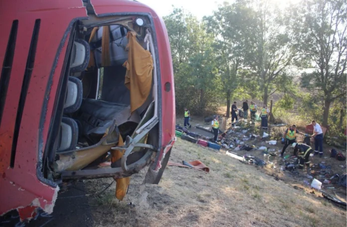 Tragedija na madžarski avtocesti: poljski avtobus se je prevrnil, umrlo 12 ljudi