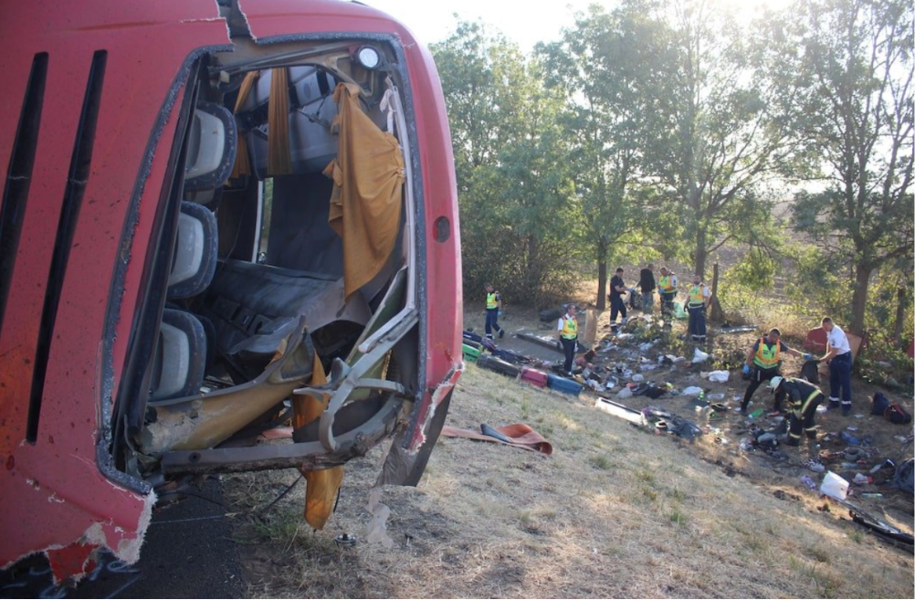 Tragedija na madžarski avtocesti: poljski avtobus se je prevrnil, umrlo 12 ljudi
