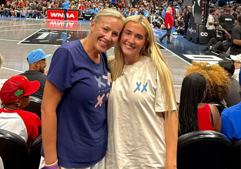 Varnostniki WNBA prisilili mamo in hčerko, da prekrijeta majici, ki podpirata ženske v ženskem športu