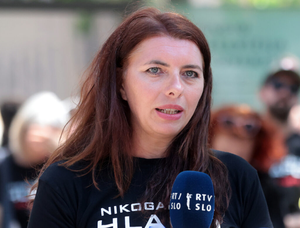 “Kdo koplje grob RTV-ju?” Aščićeva s prstom pokazala na vodstvo: “Saj to vsi vemo”