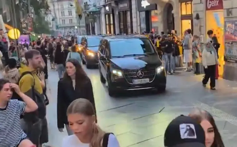 [Video] Nad Dončićem sicer navdušenje, a nejevolja zaradi vožnje košarkarskih zvezdnikov med pešci po Čopovi ulici: “Res smo banana država.”