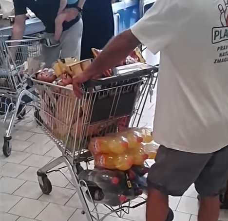 [Video] Občan v trgovini ujel prejemnike socialnih pomoči s polnimi vozički dobrot za piknik