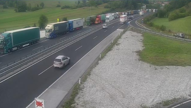 V prometni nesreči med Uncem in delovno zaporo pred Ravbarkomando umrli trije ljudje
