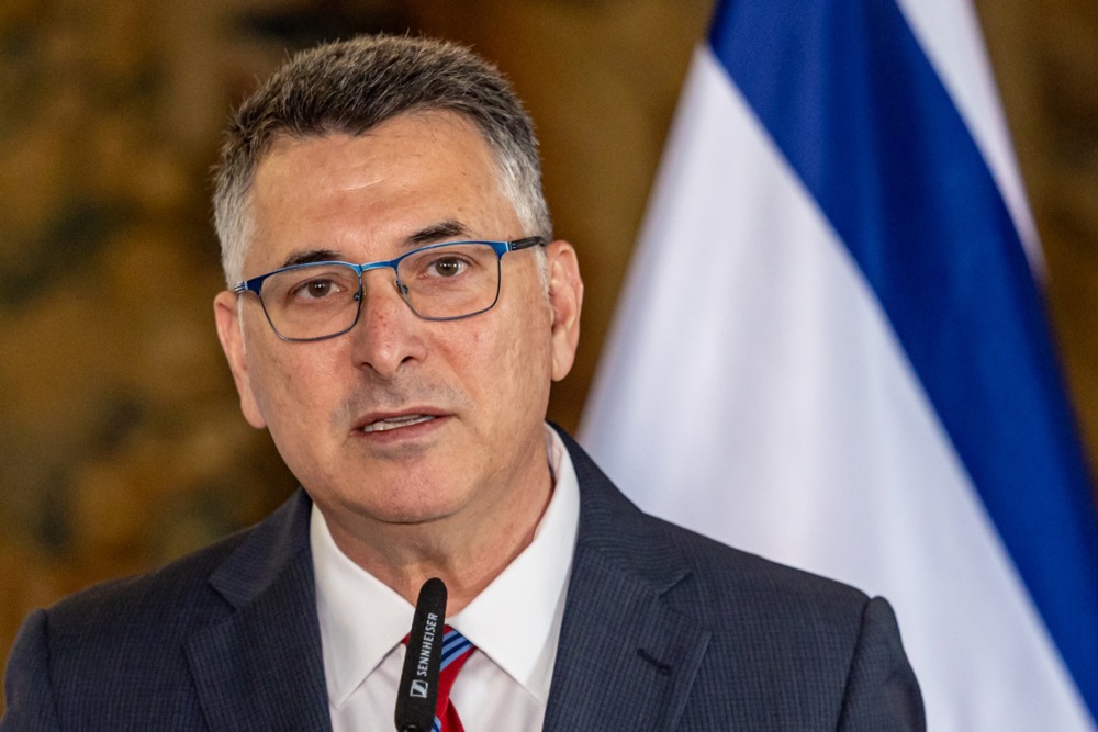 Kdo stoji za Fundacijo Hind Rajab, ki je ovadila Gideona Sara?