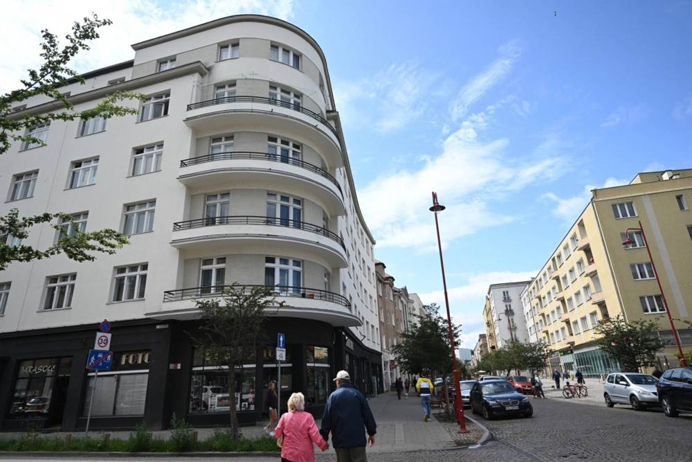Sirene na vzhodu Poljske in začasno zaprti letališči zaradi ruskih napadov blizu meje