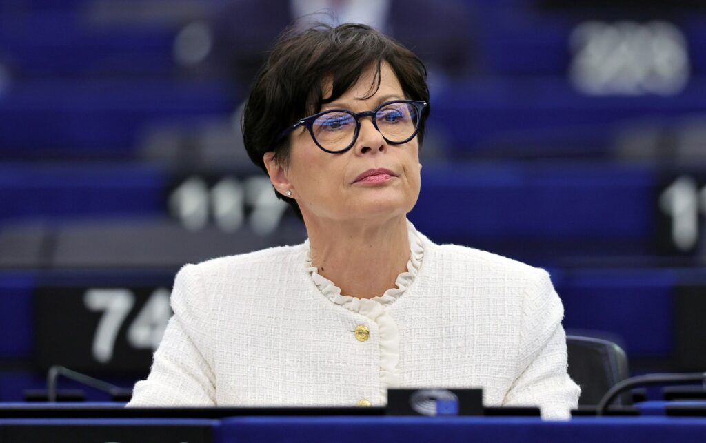 Ironija: Marta Kos bi Srbijo učila soočanja s preteklostjo