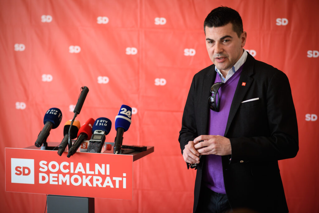 Asistenta evroposlanca Nemca ujeli pijanega s ponarejenim dovoljenjem