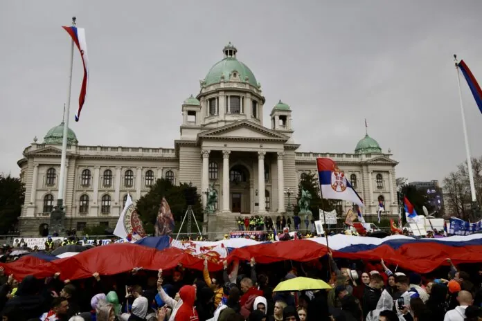 V Srbiji se bije odločilna bitka: Vučićev SNS proti študentskemu gibanju