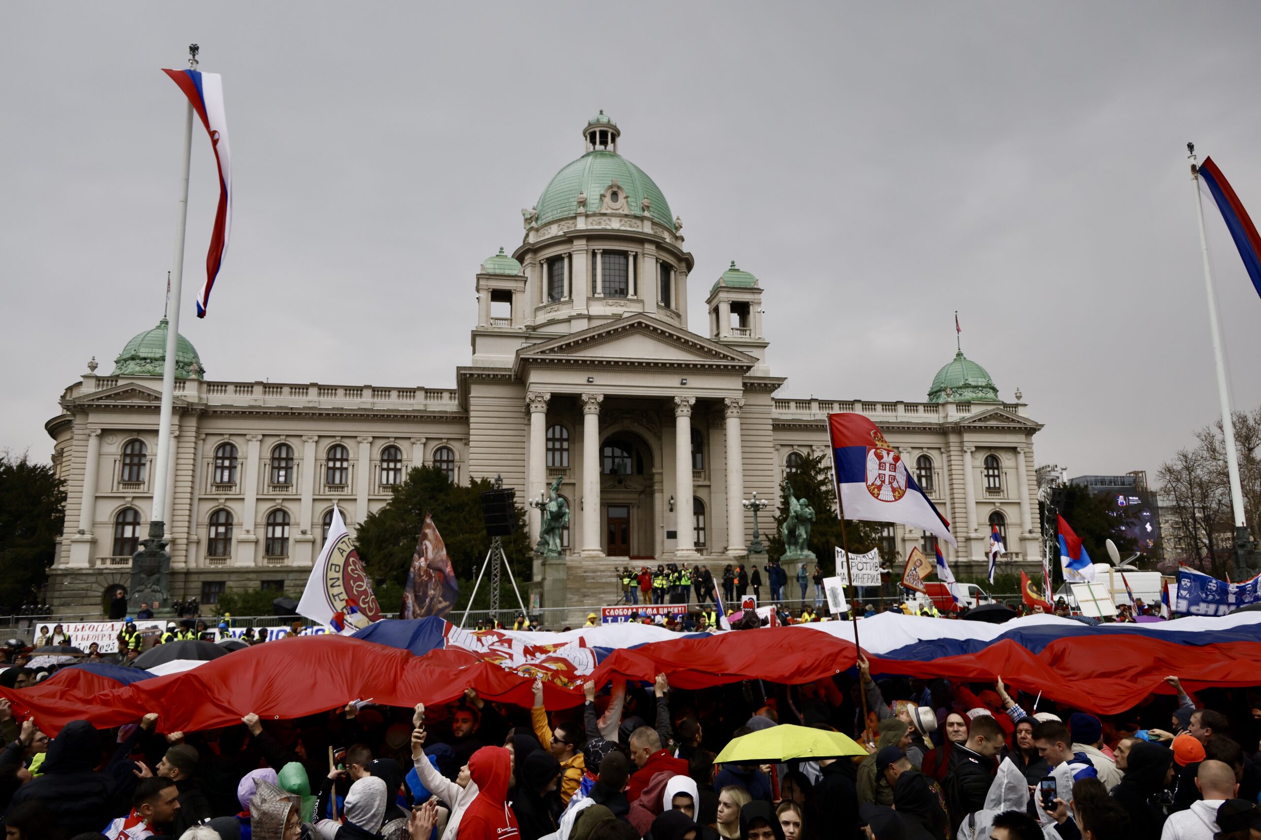 V Srbiji se bije odločilna bitka: Vučićev SNS proti študentskemu gibanju